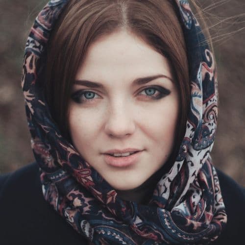 Lynny, founder of Vellum & Verse